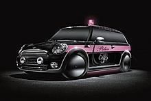 Agent Provocateur designt den neuen Life Ball MINI als eine Art Polizeifahrzeug: schwarz lackiert, akzentuiert mit dem typischen Pink im Kontraststreifen und im Logo von Agent Provocateur